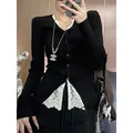 Cardigan noir ajusté pour femme avec bordure en dentelle blanche et maille côtelée - S / Noir