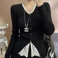 Cardigan noir ajusté pour femme avec bordure en dentelle blanche et maille côtelée - Noir