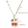 Collana con ciondolo a ciliegia con smalto rosso e foglie verdi in finitura oro - Ciliegia (XL364)