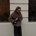 Kurze braune Kunstpelzjacke mit großem Kragen aus flauschigem Fuchsfell-Imitat - S / Kaffeebraun