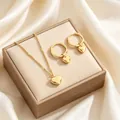 Elegantes Set aus goldener Herz-Halskette und Creolen-Ohrringen in einer Geschenkbox - Satz 023