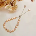 Detailansicht eines handgefertigten Pfirsich-Süßwasserperlenarmbands mit verstellbarer Goldkette - Rosa Perlen Verstellbarer Kordelzug-Stil (B3212B#)