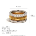 Detailansicht eines dreilagigen Edelstahlrings mit 18 Karat Goldbeschichtung und Zirkonia. - 6 / Dreischichtiger Stapelbarer Stil (R5644) / Gold