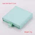 Vue détaillée de la boîte à bijoux carrée bleu clair avec dimensions et poids indiqués - Boîte à Bijoux Tiroir / 8x8x1.7cm / Cyan Clair