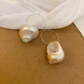 Pendientes de aro con caracola natural y brillo de nácar para un estilo veraniego - Estilo de Concha Plateada