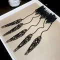 Vista detallada de la pulsera gótica de metal negro con encaje y garras negras - Estilo 2 Cadena de Mano - Negro
