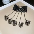 Detalle de primer plano de la pulsera gótica de metal negro con cinco anillos de uñas - Estilo 1 Cadena de Mano - Negro