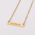 Détail du collier en barre dorée avec gravure 'Love without end' en gros plan - Collier Barre Gravé / Or