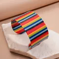 Retro Acryl-Armreif mit bunten Regenbogenstreifen auf einem eleganten Steinsockel - Bunte vertikale Streifen