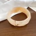 Elegante bracciale rigido largo in resina marmorizzata beige irregolare gioielli da donna - Cachi