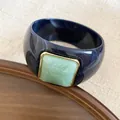 Detalle de brazalete de acrílico azul marino con incrustación cuadrada de mármol verde. - Azul Oscuro-Verde Claro