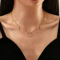 Primo piano di una collana a cuore in acciaio inossidabile dorato con strass - Stile Cinque Ciondoli Cuore e Strass Tondo (3#) / Oro