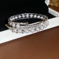 Détail d'un bracelet vintage français multicouche orné de perles et de strass étincelants de luxe - Style 53 Jonc (Spirale à Trois Rangs)
