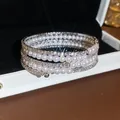 Gros plan d'un bracelet vintage français avec perles et strass scintillants - Style 54 Jonc (Enveloppement Quatre Rangs)