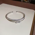 Nahaufnahme eines eleganten silbernen zweilagigen Armreifs mit funkelnder Zirkon-Schleife - Stil 4 / Silber