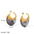 Orecchini vintage placcati oro con resina marmorizzata grigia e dimensioni. - Orecchini a Lobo a Forma di Borsa (TE60793-BK) / Nero
