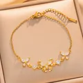 Nahaufnahme eines feinen goldenen Schmetterlingsarmbands mit funkelnden Zirkoniasteinen - Gold Schmetterling Stil (S1128)