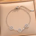 Vista dettagliata di un elegante bracciale placcato in oro con tre quadrifogli di cristallo - Bracciale con Pendente a Quadrifoglio (S1135) / Argento