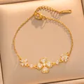 Detailansicht der funkelnden Blumenanhänger und der eleganten Kette dieses Goldarmbands. - Gold Armband (S1138)