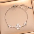 Detailansicht eines silberfarbenen Blumenarmbandes mit funkelnden Zirkonia-Steinen - Silber Armband (S1138)