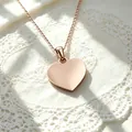 Gedetailleerde weergave van een roségouden roestvrijstalen harthanger voor DIY-gravering. - Ketting met hartjeshanger / Roségoud