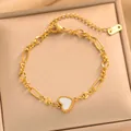 Detailansicht eines goldenen Edelstahl-Herzarmbands mit Büroklammer-Kettendesign. - Europäische Büroklammer-Kette (728) / Weiße Muschel Herz