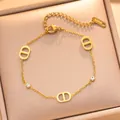 Vue détaillée d'un bracelet plaqué or avec maillons en D et zircons brillants - Style (738) / Or