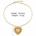 Gedetailleerd overzicht van goudkleurige zirkoon hart zonnebloem vintage hanger ketting - Witte Strass Zonnebloem Hart Stijl
