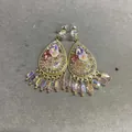 Dettaglio orecchini etnici vintage a goccia con fiori in resina e nappe di perline - Stile Nappa Fiore Goccia d'Acqua (HE33832) / Rosa
