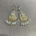 Dettaglio di orecchini vintage a goccia color oro con fiori in resina e nappine di cristallo. - Stile Nappa Fiore Goccia d'Acqua (HE33832) / Trasparente
