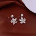 Nahaufnahme eleganter Blumen-Ohrhänger mit rosa Kristallen und weißen Perlen für Damen - Blumenform Hängeohrringe (HE33422) / Silber-Rosa