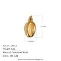 Gros plan d'un pendentif conque en acier doré 18K avec dimensions et spécifications - Style Conque (C9652) / 18.3x10.1mm / Or