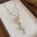 Detailansicht der Sommerhalskette mit Muschel-Anhänger und Barockperlen für den Strand - Halskette / Silber-Weiß