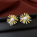 Nahaufnahme von bunten Emaille-Blumenohrringen mit Perlenzentren und Zirkonia-Steinen - Radiale Geometrische Blume (2#) / Silber Gelbgrün