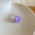 Dettaglio macro di un anello a fiore viola con fascia di perle di cristallo iridato - Anello (HB5940) / Viola