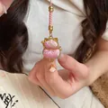 Elegante colgante de gato de la suerte en tela rosa con marco dorado y detalle garra - Llavero / Pink Cat Paw