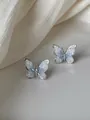 Elegante silberne Schmetterlings-Ohrstecker mit eisweißen Kristallen auf weißer Seide - Schmetterlingsstil (28#)