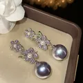 Détail de boucles d'oreilles florales vintage avec cristaux violets et grosses perles - Fleur Perle Vintage Français (HE33654) / Argent-Violet
