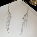 Detailansicht der schimmernden Kristallquasten an einer silbernen Choker-Halskette - Engelsflügel-Quasten-Stil / Silber