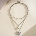 Vue détaillée du collier multicouche en acier inoxydable avec pendentifs goutte verte et papillon - Argent-Vert