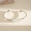 Dettaglio del bracciale rigido in argento con cristallo grezzo irregolare e filo avvolto. - Argento-Verde
