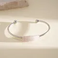 Vista dettagliata di quarzo rosa irregolare avvolto su un bracciale rigido argento - Montatura Argento con Pietra Rosa / Argento-Rosa