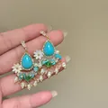 Vista dettagliata di orecchini a lampadario vintage con pietre turchesi e perle pendenti - 9# Ago D'argento - Oro - Blu - Orecchini A Perno