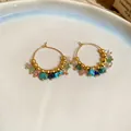 Dettaglio macro di orecchini a cerchio vintage con pietre naturali colorate e perline oro. - 10# Perno in Argento - Oro - Multicolore