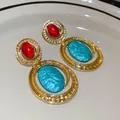 Dettaglio delle orecchini vintage in oro con pietre rosse e turchesi incastonate. - Ago 16# Argento - Oro - Azzurro - Rosso