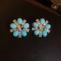 Primo piano di orecchini vintage a fiore con pietre turchesi e strass colorati. - Stile 18# Oro Blu (Perno in argento)