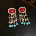 Dettaglio orecchini vintage con ovale rosso e catenelle con perline blu - Ago D'argento N. 19 - Oro - Rosso - Blu