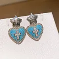 Primo piano dettagliato di orecchini vintage a cuore con perline blu e croce - 22# Ago D'argento - Argento - Blu