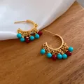 Eleganti orecchini a cerchio vintage dorati con perline turchesi e rosse pendenti. - Ago D'argento N. 50 - Oro - Rosso - Blu