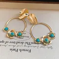 Orecchini a cerchio irregolari dorati vintage con fiori turchesi e smalto verde scuro - 52# Perno Argento - Oro - Blu